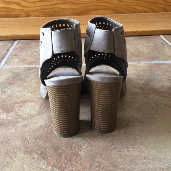 Grey Heels - Picture 4 of 5